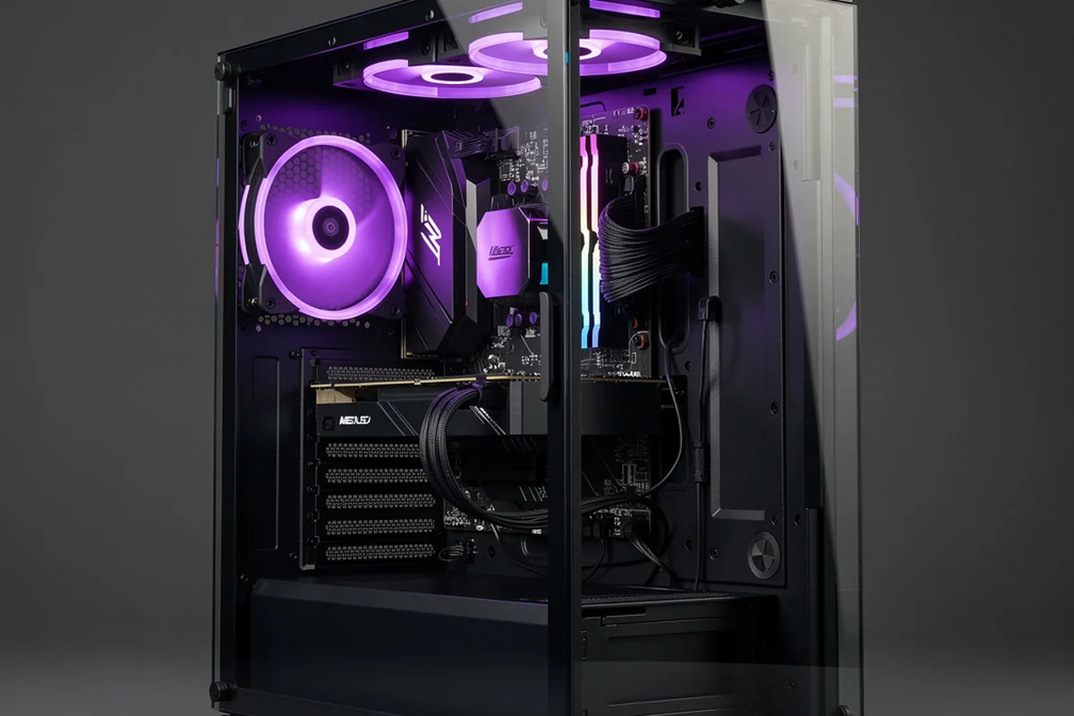 Montage PC gamer sur mesure dans un boîtier vitré aux ventilateurs violets